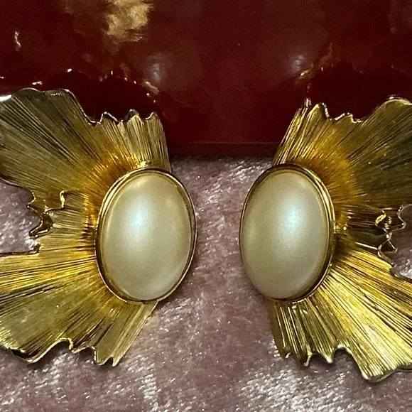 Elegant Vintage Gold and Cream Earrings - Picture 4 of 4